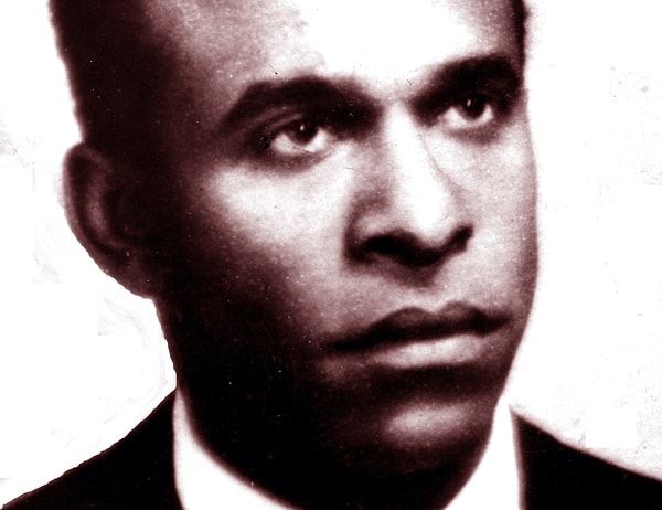 Fanon'un "Yeryüzünün Lanetlileri" adlı eseri, sömürgecilik karşıtı literatürün temel taşlarından biridir.