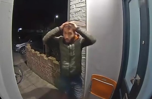 Takip ettiği kadının evine girmeye çalışan bir sapığı gösterdiği iddia edilen görüntülerdeki erkek, evin kapısını defalarca kez zorladıktan sonra kapı önünü kaydeden kamerayı görünce kamerayı parçalıyor.
