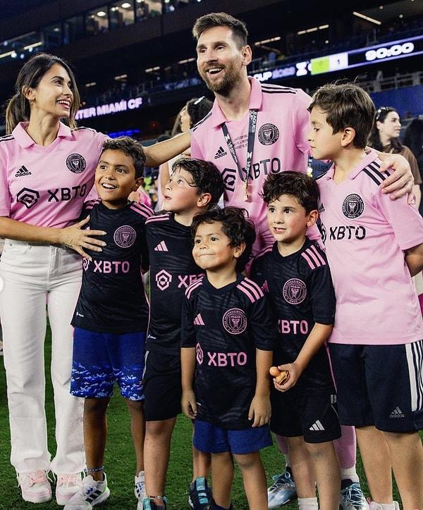 Tüm gözleri üzerine çekmeyi başaran Messi, şampiyonluk kutlamaları sırasında ailesiyle de bir araya geldi.