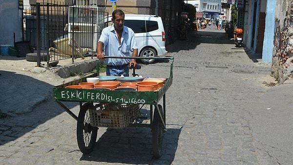 Tekerlekli seyyar arabası ile cadde cadde gezen 63 yaşındaki Selahattin Morgül, ürünlerini 'kötüleyerek' satmaya çalışıyor.