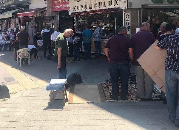 Vatandaşların zaman zaman iki farklı kıble yönüne dönerek namaz kıldığı anlara daha önce de şahit olmuştuk.