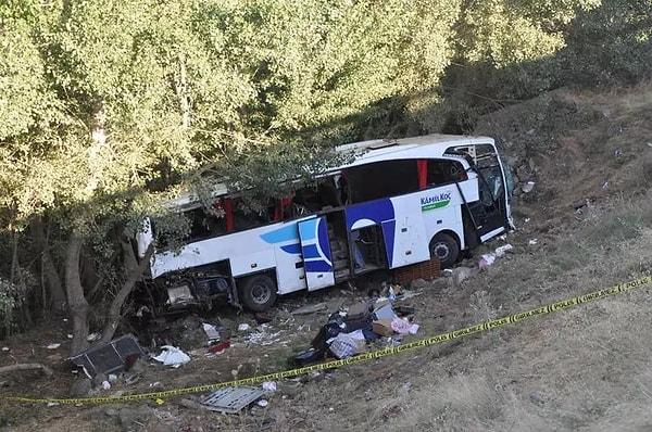 Önceki gece meydana gelen kazada Sivas'tan İstanbul'a giden Kamil Koç Turizm'e ait yolcu otobüsü, kontrolden çıkıp karşı şeride geçerek 30 metreden şarampole yuvarlanmıştı.