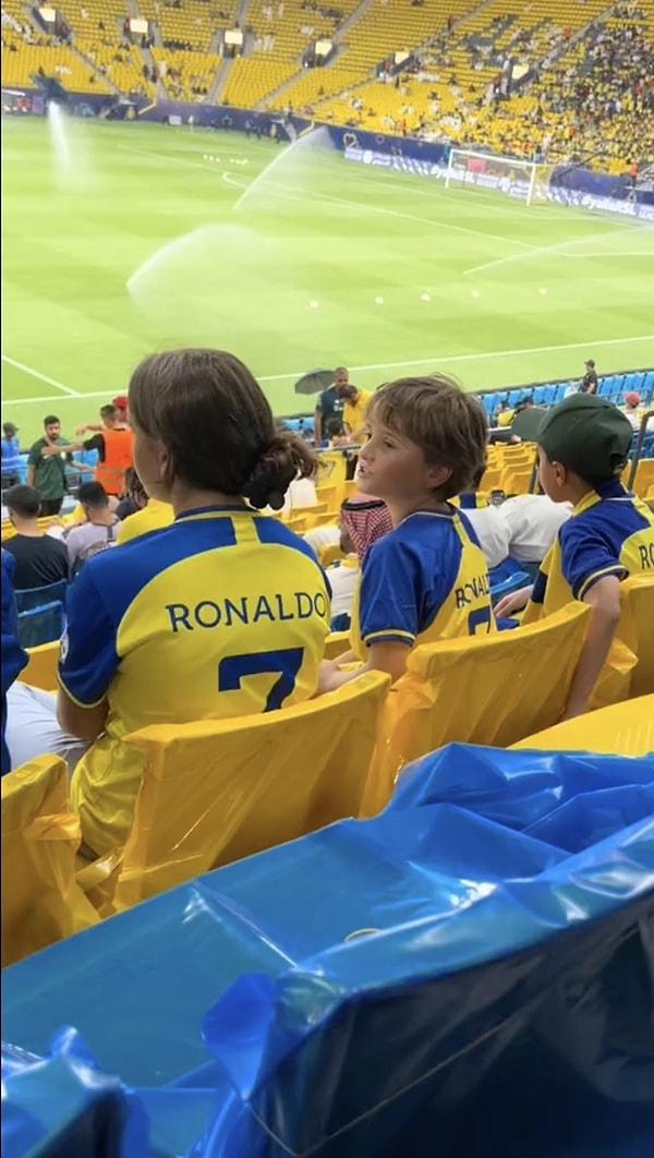 Cristiano Ronaldo'yu Suudi Arabistan'da izlemek için gelen bir çocuk ise kameralara takıldı.