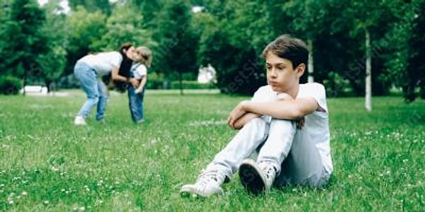 15. "Diğer kardeşime hep daha çok ilgi gösterdikleri onları asla affetmediğimi."