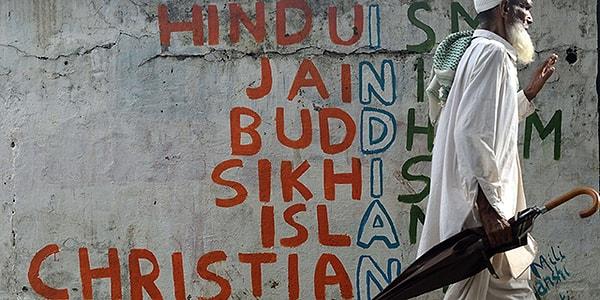 Hindistan'da Müslümanlar ile Hindular arasındaki gerginlik tüm dünyanın bildiği bir konu. İki grup arasındaki siyasal ve toplumsal çatışmalar yıllardır sürüyor ve hatta ölümlere neden olabiliyor.