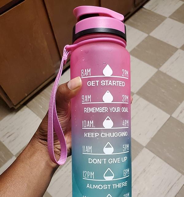 4. Sizi su kaybından korumaya yardımcı olacak zaman işaretlerine sahip bir su şişesi.