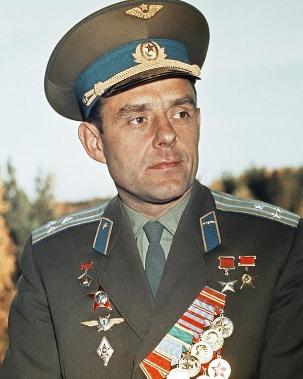 Vladimir Komarov, 1964'te Voskhod 1 misyonuna katıldı ve uzayda iki kez uçan ilk Sovyet kozmonotu oldu.