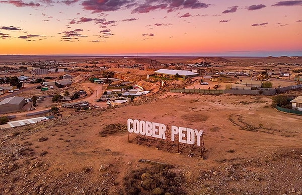 Adelaide şehrinin 850 kilometre kuzeyinde, Avustralya'nın kalbinde Coober Pedy adlı bir kasaba bulunur.