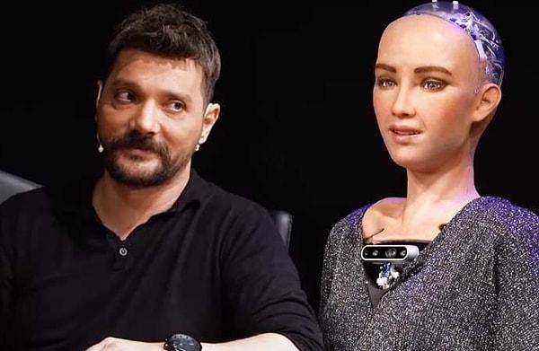 Oğuzhan Uğur moderatörlüğünü üstlendiği Mevzular Açık Mikrofon'a dünyada vatandaşlık alan ilk robot Sophia katıldı.