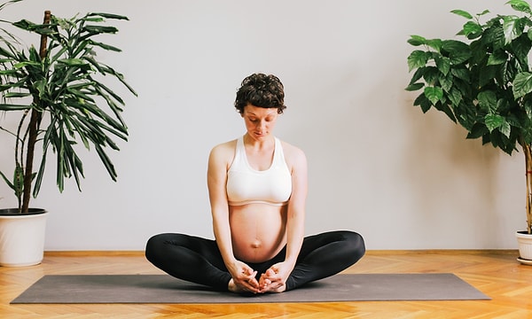 Hamilelerin yapabileceği ilk pilates hareketi oturma pozisyonunda ayak tabanlarını birleştirmek. Bu oturuştayken ellerinizi de göğsünüzde birleştirmelisiniz.