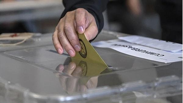Geçtiğimiz 28 Mayıs'ta yapılan seçimlerde Cumhur İttifakı adayı Recep Tayyip Erdoğan toplamda 27 milyon 133 bin 837 kişiden oy alarak yüzde 49.52 oy aldı. Millet İttifakı adayı Kemal Kılıçdaroğlu toplamda 24 milyon 594 bin 932 kişiden oy alarak yüzde 44.88 oy aldı. Muhalefet liderinin seçimi kaybetmesi sonrası tepkiler bitmiyor.