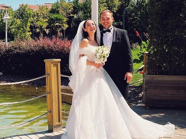 Düğününden kareleri Instagram'da paylaşan Kaya, "Biz cumartesi bir evlen bir evlen" yazarak herkesi güldürdü.