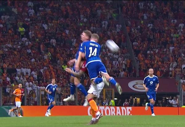 Galatasaray-Molde maçının ilk yarısında hepimizi korkutan anlar yaşandı. Icardi'nin topla buluşmasını önlemek isteyen futbolcular çok sert bir şekilde kafa kafa çarpıştı.