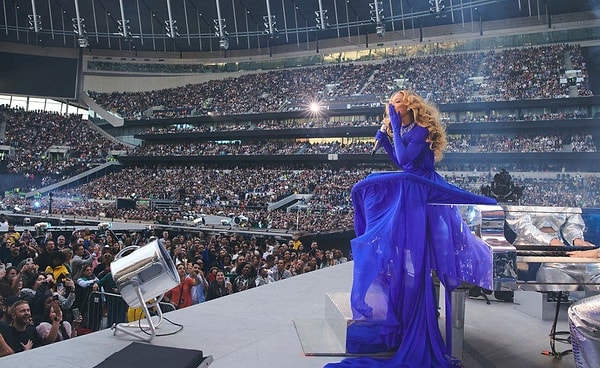 Her ne kadar bilet fiyatları yüksek de olsa Beyoncé sadık hayranlarına büyük bir jest yapmayı da ihmal etmemişti.