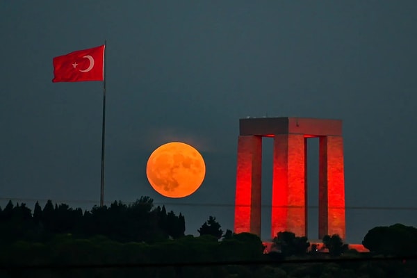 Süper Ay, Çanakkale’nin çeşitli noktalarından görüntülendi.