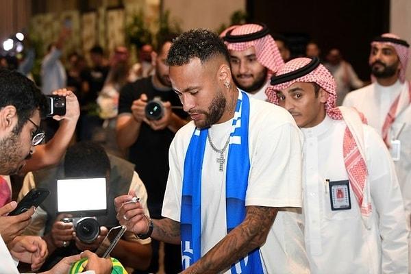 Ronaldo'dan sonra Avrupa'nın en önemli yıldızlarını tek tek bünyesine katmaya devam eden Suudi Arabistan kulüpleri Neymar'a da imza attırdı.