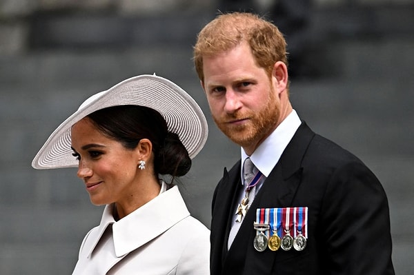 "Meghan'ın kişiliği anneme çok benzer" diyen Harry, "O da aynı merhamete, empatiye, özgüvene ve sıcaklığa sahip" şeklinde açıkladı.