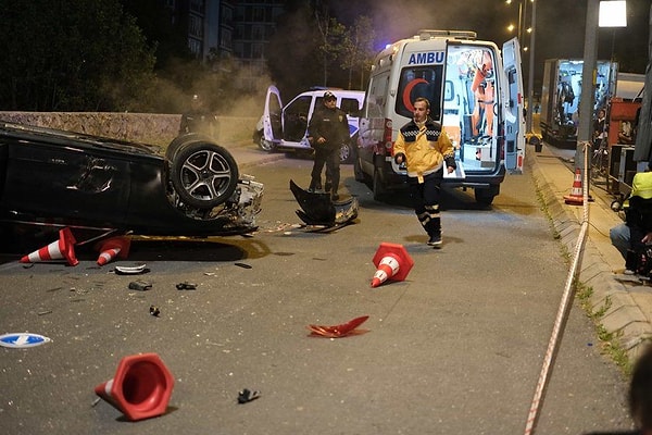Tansiyonun bir an olsun düşmediği Kızılcık Şerbeti'nin son bölümünde ağızları açık bırakan bir diğer olay ise, Kıvılcım ve Ömer geçirdiği trafik kazası oldu.