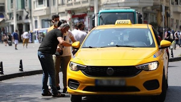 İstanbul'da yaşanan taksi krizi devam ediyor. Gazeteci Sorel Dağıstanlı, İstanbul'da takside yaşananları sosyal medya hesabından duyurdu. Dağıstanlı, bir taksi şoförünün kadın gazeteciye saldırıp kolunu büktüğünü, telefonuna el koyup ölümle tehdit ettiğini paylaştı.