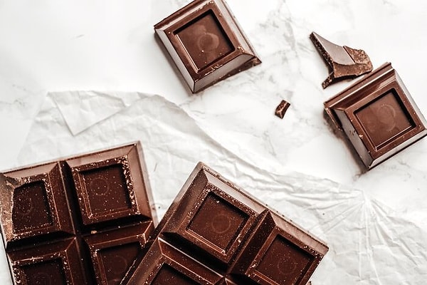 7. "Son tüketim tarihi geçmiş çikolataları örnek olarak vitrine koyardık."
