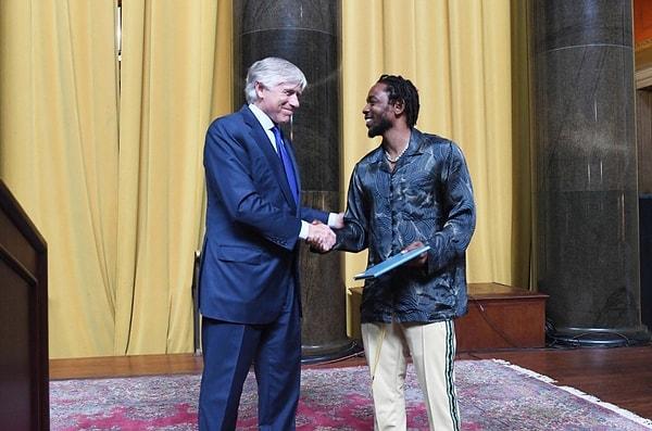 15. Gazetecilik, edebiyat, müzik ve tiyatro alanlarındaki olağanüstü başarılar için verilen prestijli ödüllerden olan Pulitzer ödülünü kazanan dünyadaki tek rapçi Kendrick Lamar olmuştu.