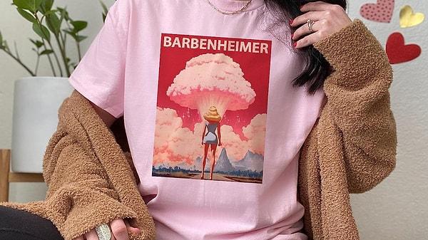 Bir yayın organına konuşan Oppenheimer, "Gelecek hafta bir grup kadın arkadaşımla Barbie filmine gideceğiz ve hepimiz pembe giyeceğiz. Ben de Barbenheimer tişörtümü giyeceğim." dedi.