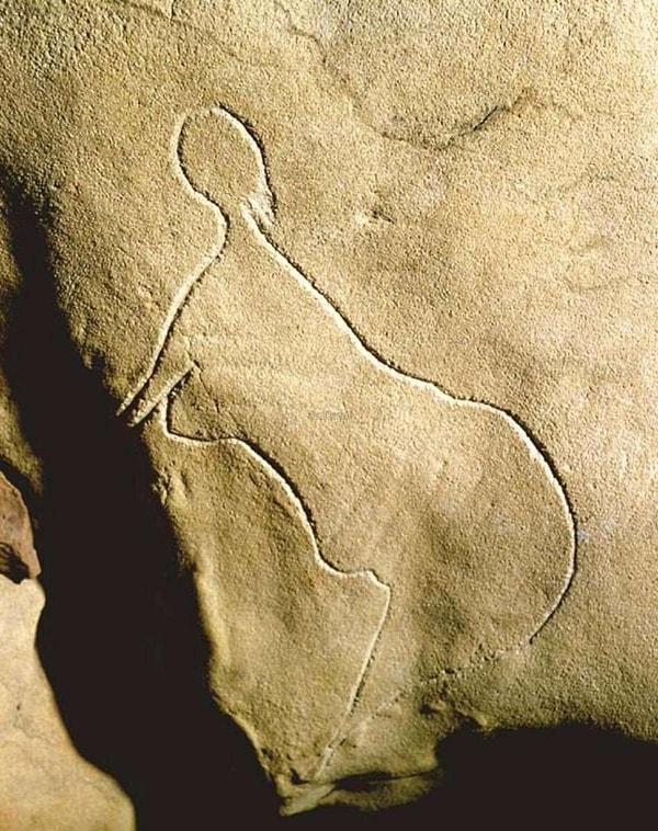 Fransa'da Grotte de Cussac mağarasında keşfedilen ve 30 bin yıllık olduğu tahmin edilen 'çıplak kadın' gravürü herkesi şaşırttı.