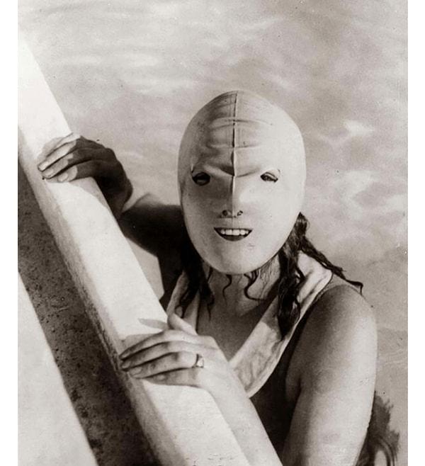11. Deniz demişken 1920'lerde insanlar güneşte yanmamak için bu maskeleri kullanıyordu.