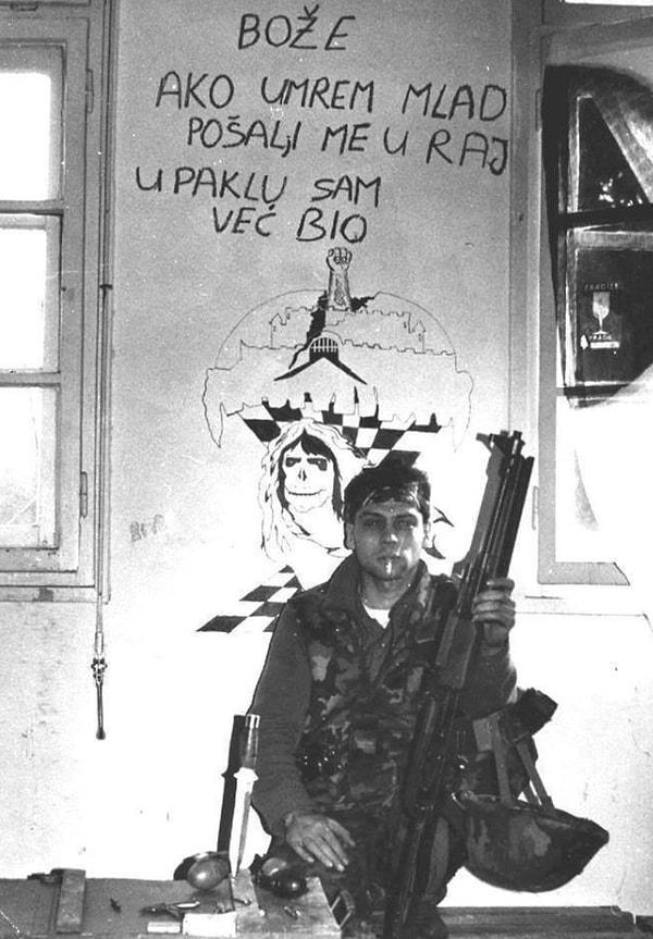 6. Bir duvarın önündeki Hırvatistan askerinin manidar fotoğrafı