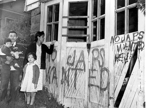 8. Japon bir aile, Washington'daki evlerine geri döndüklerinde duvarlarına ırkçı söylemler yazılmış şekilde karşılanıyor.