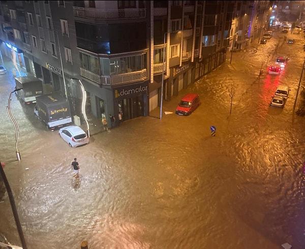 Giresun'da metrekareye 132 kilogram yağış düştüğü belirtilirken, caddeler ve sokaklar göle döndü. Suların bir anda yükselmesiyle araçlarında mahsur kalanları kurtarmaya çevredeki vatandaşlar yetişti.