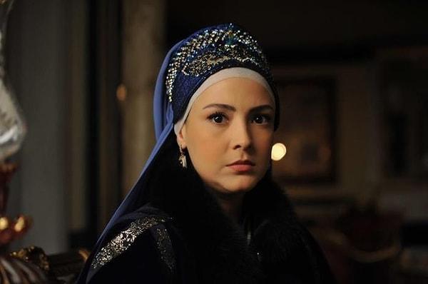 Abdülhamid'in kızı Naime Sultan, dizide türbanlı bir şekilde karakterize edilmişti.