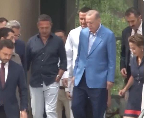 Koç ailesine ait olan özel hastaneye ziyarete gelen Cumhurbaşkanı Erdoğan'ı karşılayanlar arasında Ali Koç da vardı. Ali Koç'un görüşme sırasında eli cebinde durması dikkat çekti.