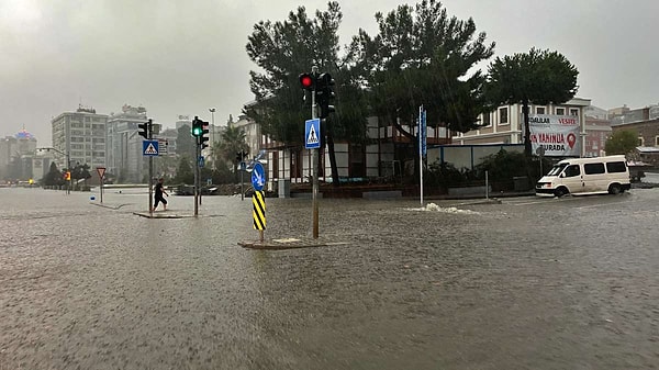 Meteoroloji, Samsun ve çevrelerinde kuvvetli yağış beklentisi nedeniyle vatandaşları uyardı.