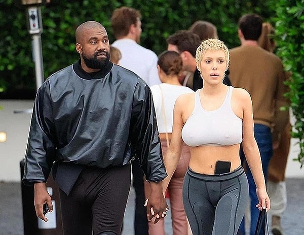 7.  2023 yılının başlarında dünyaevine giren Kanye West ve Bianca Censori, hem ilişkileriyle hem de ilginç tarzları ile gündemden düşmüyorlar. Günden güne garipleşen ve dillerimizden düşüremediğimiz çift son olarak ne çorap ne de ayakkabı giydi.