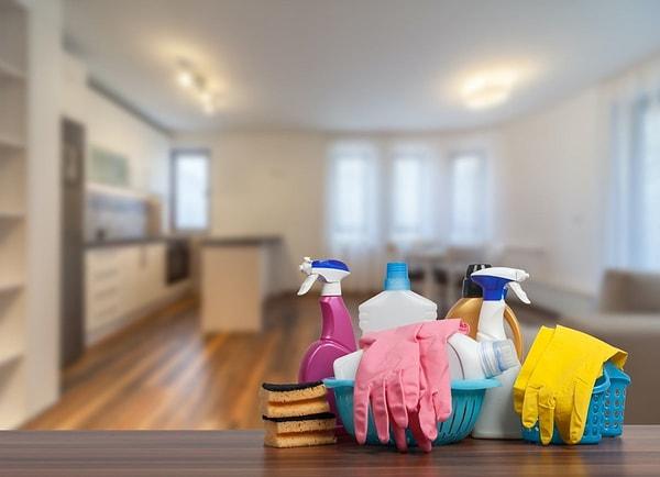 Temizliği holü temizleyerek bitirebilirsiniz. Burası evinizin en kirli bölgesi. Bu yüzden son olarak temizlemek daha mantıklı.