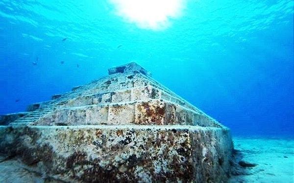 Japonya'nın Atlantis'i olarak bilinen bu piramitler Okinawa adasının yakınlarında keşfedildi.