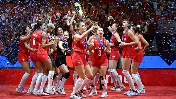 Avrupa Şampiyonası final maçında Sırbistan’ı 3-2’lik skorla yenerek unutulmayacak bir tarihe imza attı. Yıllardır beklenen o kupa sonunda Türkiye'ye geldi.