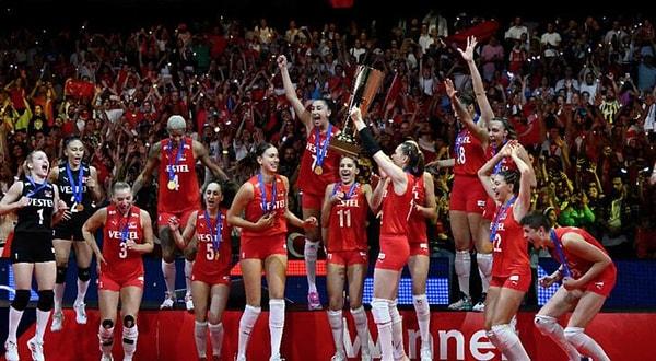 2023 CEV Avrupa Şampiyonası finalinde Sırbistan'ı yenerek Avrupa şampiyonu olan bir tanecik kızlarımız Filenin Sultanları, İstanbul, Galataport'ta şampiyonluğu kutladı.