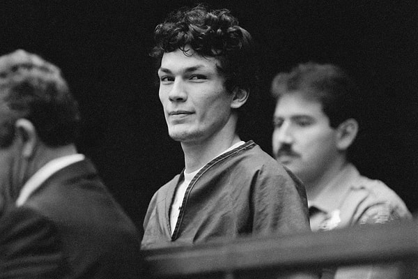 8. Richard Ramirez, aralarında Kaliforniya'daki birçok cinayetin de bulunduğu 43 suçlamadan tutuklandı. Her zaman geceleri çalışan kötü şöhretli gece avcısı, cinayet programlarında çevresine uyum sağlamak için siyah giyiyordu. Ranker'a göre bir röportajda şöyle dediği aktarılmıştı: “Hepimizin elinde öldürme gücü var ama çoğu insan  onu kullanmaktan korkuyor  . Korkmayanlar hayatın kendisini kontrol ederler." Sence burcu ne?