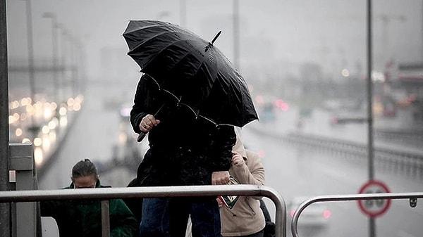 İstanbul'un kuzeyi, akşam saatlerinden itibaren yoğun yağışın etkisi altında.