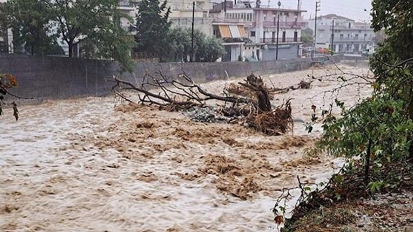 Tesalya Bölgesi’nde etkili olan yağmur Volos, Pilio, Larisa ile Skiathos Adası’nı etkiledi.