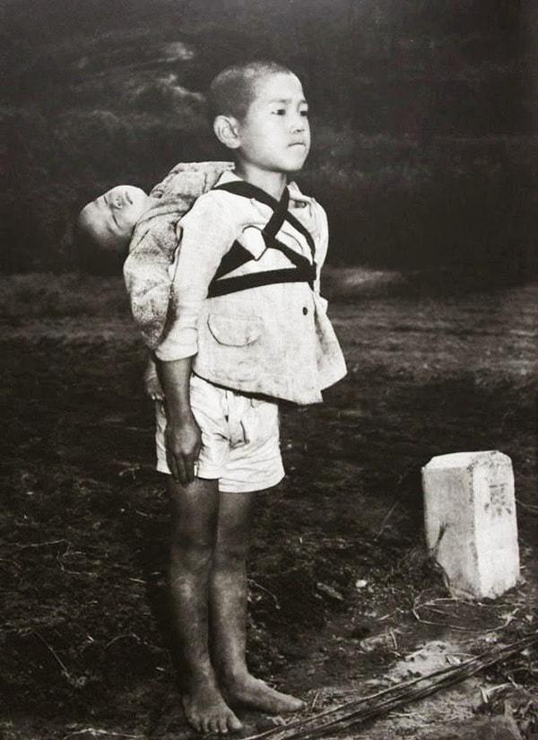 Ölmüş kardeşini sırtında krematoryuma (cesetlerin yakıldığı yer) taşıyan kimliği bilinmeyen bu çocuğun fotoğrafı.