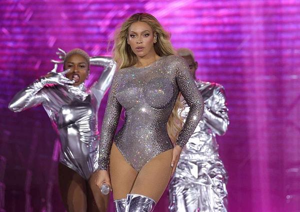 Dünyaca ünlü şarkıcı Beyonce, geçtiğimiz 4 Eylül'de 42 yaşına bastı! Ancak Kraliçe Arı dünya turnesinde olduğu için kutlamalar sahnede gerçekleşti...