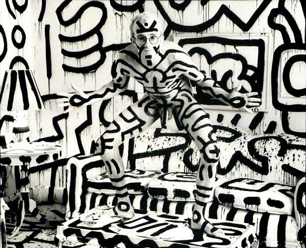 Keith Haring'in sanatı, çağın en önemli meselelerine, kokainin artan kötüye kullanımına ve 1990'da Haring'in kendi hayatına da mal olacak AIDS salgınına dair farkındalığı artırdı.
