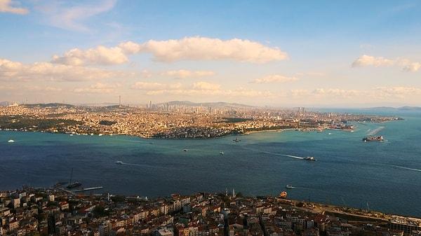 İstanbul’da Marmara Denizi’nin kıyısında 6 milyondan fazla insanın yaşadığına dikkat çeken araştırmacılar, “Şehirde, yüksekliği 2 metreden az olan yaklaşık 120 kilometrekarelik bir alan risk altında. Bu, neredeyse Maltepe ve Fatih ilçelerinin toplam yüzölçümüne eşdeğer bir alan. İstanbul’un güney kıyılarının deniz seviyesindeki değişimden daha fazla etkileneceği hesaplanıyor.” ifadelerini kullandı.