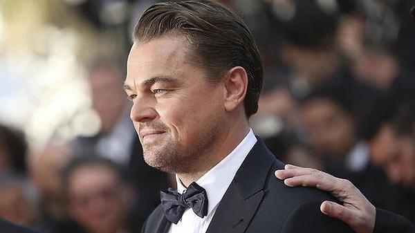 10. 48 yaşındaki ünlü oyuncu Leonardo DiCaprio'nun özel hayatı bir hayli hızlı! Geçtiğimiz senelerde 25 yaşına giren sevgililerinden ayrıldığı iddia edilen Leonardo DiCaprio, üst üste birkaç kez bu yaş kuralını yıkarak gündemimize gelmişti. Gigi Hadid'le flörtleştiği söylenen DiCaprio bu sefer de evli bir İtalyan modelle yakalandı!