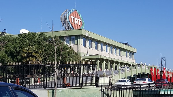 “Epey önce burada yazdım. “TRT’nin Ulus’taki boğaza nazır dev arazisini bu iktidar satar” diye. Yazım pek itibar görmediği gibi, iktidar yanlılarının da eleştirilerine hedef oldum.”