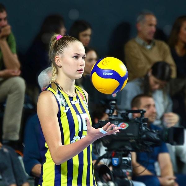 19 yaşındaki Rus milli voleybolcu Arina Fedorovtseva ise kariyerine Fenerbahçe Opet Voleybol Takımı'nda devam ediyor.