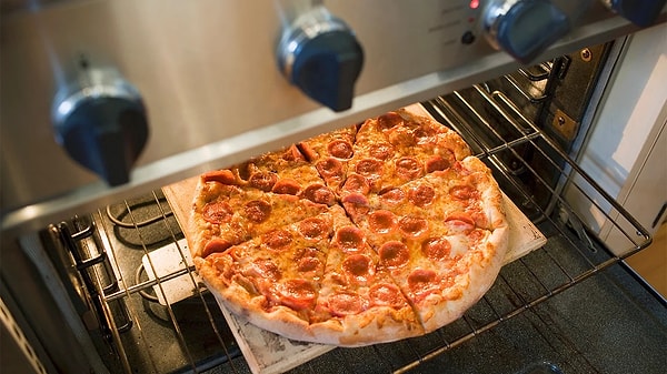 5. "Popüler bir pizza zinciri restoranında çalışıyorum. İnce hamurlu pizzalarımız için delikli tavalarımız var. Tavalar bazen yıkınsa bile üstünde peynir kalıntılarıyla tekrar kullanılırdı."